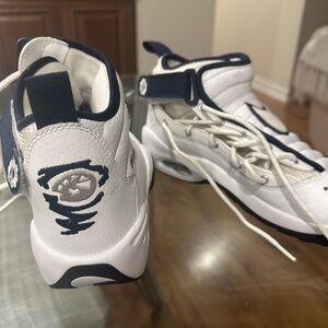 Nike Youth (6.5) Air shake ndestrukt white/navy